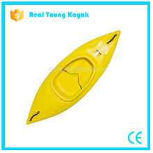 Una persona se sienta en el barco de plástico Deportes Kayak